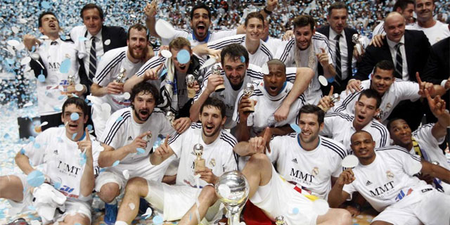 Los jugadores del Real Madrid festejan el ttulo en el Palacio de los Deportes. (EFE)