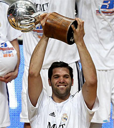 Felipe Reyes, con el trofeo. (EFE)