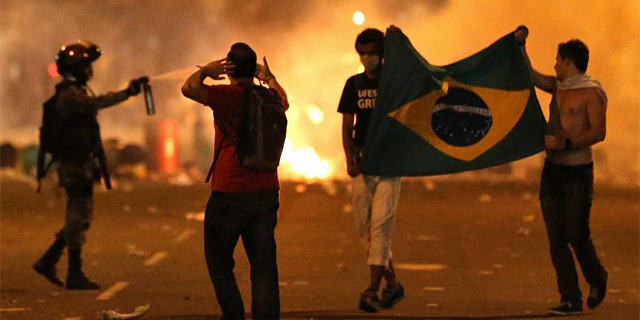 Algunos manifestantes en la ciudad de Niteroi, vecina de Rio de Janeiro. | Efe