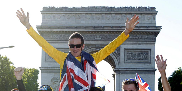Wiggins celebra su victoria en el Tour de 2012, con el arco del triunfo de fondo. | Reuters
