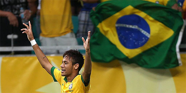 Neymar celebra su tanto ante Italia. | Efe