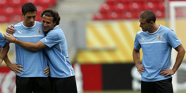 Forln abraza a Eguren ante la mirada de Diego Prez. | REUTERS