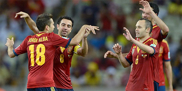 Xavi, Iniesta y Busquets felecitan a Jordi Alba. | Afp