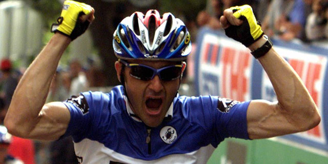 Laurent Jalabert celebra una victoria en el Giro de Italia de 1999. /ELMUNDO