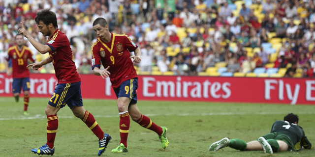 Silva y Torres celebran el primer gol, del canario, frente a Tahit. | Efe