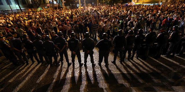 La Polica vigila las protestas de miles de brasileos en Ro de Janeiro. | Efe