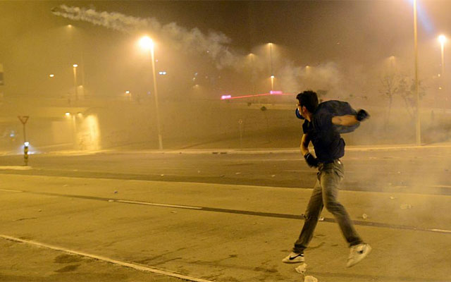 Uno de los manifestantes lanza una lata de gas lacrimgeno en Belo Horizonte. | Afp