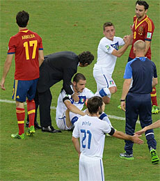 Prandelli consuela a un jugador de Italia, tras los penaltis. (AFP)
