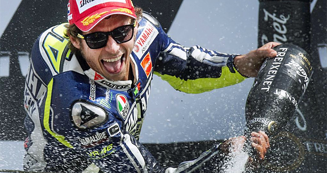 Valentino Rossi celebra su victoria en Assen. | Reuters