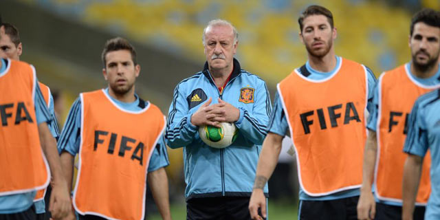Vicente Del Bosque en el entrenamiento junto a varios jugadores de la selección española. | Afp
