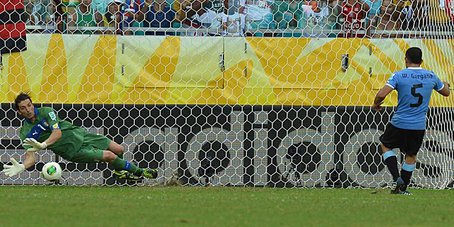 Buffon detiene el penalti lanzado por Gargano. (REUTERS)