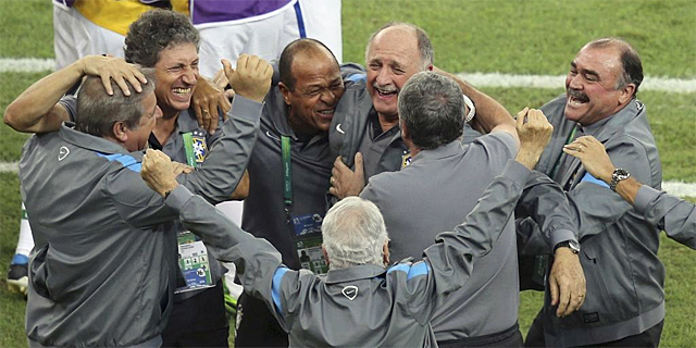 Luiz Felipe Scolari celebra la victoria sobre España con su cuerpo técnico. | Reuters