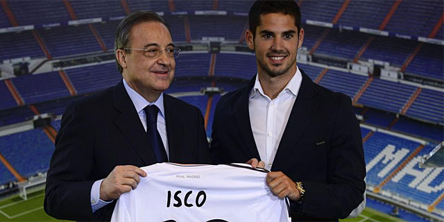 Florentino Prez entrega el '23' del Real Madrid a Isco. (EFE)