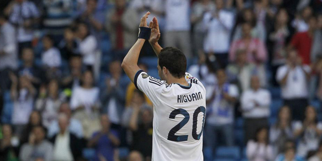Higuain despidindose del Bernabu tras el ltimo partido de Liga contra el Osasuna. | Efe