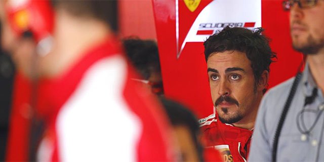 Fernando Alonso observa los resultados durante los entrenamientos en Nürburgring. | Reuters