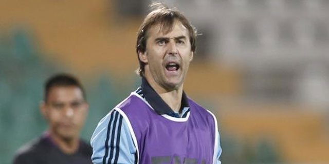 Julen Lopetegui dando rdenes a sus jugadores durante el encuentro frente a Uruguay. | EFE