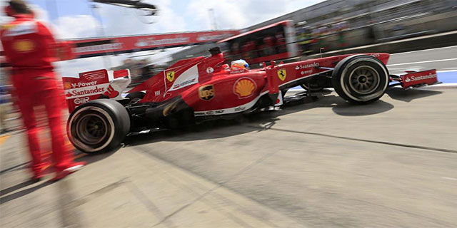 Fernado Alonso sale de su garaje durante los entrenamientos de Nrburgring. | Afp