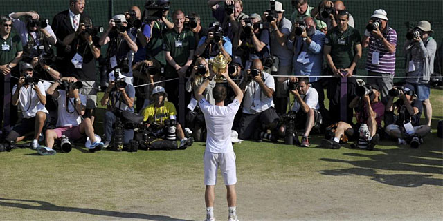 Andy Murray, con el trofeo de vencedor, ante los fotgrafos en la Central de Wimbledon. (AFP)