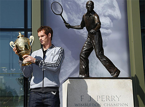 Murray posa ante la estatua de Fred Perry en Wimbledon. | Reuters