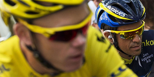 Alberto Contador, tras Chris Froome. (AFP)