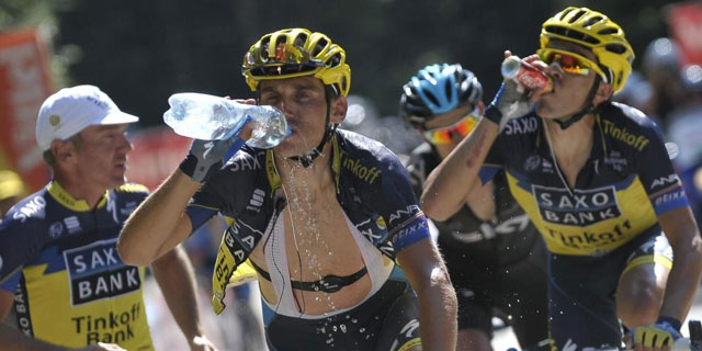 Alberto Contador se refresca durante una etapa del pasado Tour de Francia. | EFE