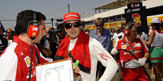Fernando Alonso, en el 'paddock' de Hungaroring. (EFE)