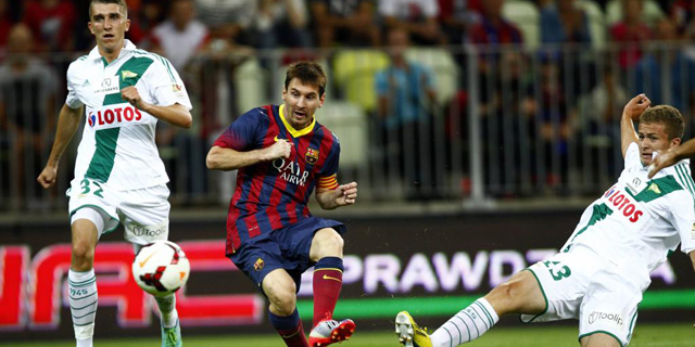 Messi dispara a puerta en el partido ante el Lechia Gdansk. | REUTERS