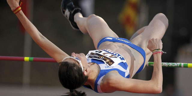 Ruth Beitiarealiza un salto durante el Campeonato de Espaa. | Efe