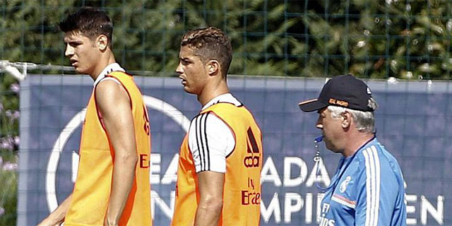 lvaro Morata, en un entrenamiento junto a Cristiano Ronaldo y Carlo Ancelotti. (EFE)
