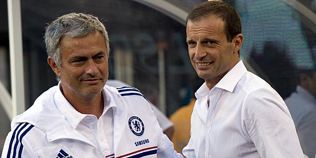 Mourinho, junto a Massimiliano Allegri, entrenador del Milan, al que el Chelsea venci por 2-0. (AFP)