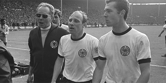 Uwe Seeler y Franz Beckenbauer, durante la final de 1966 en Wembley.