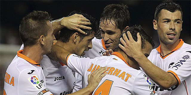 Los jugadores del Valencia festejan el tanto de Ricardo Costa. | Foto: Benito Pajares