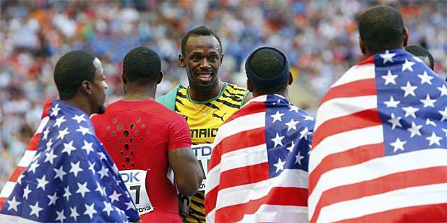Bolt recibe la felicitación del equipo estadounidense tras el relevo 4x100 en Moscú. | Reuters