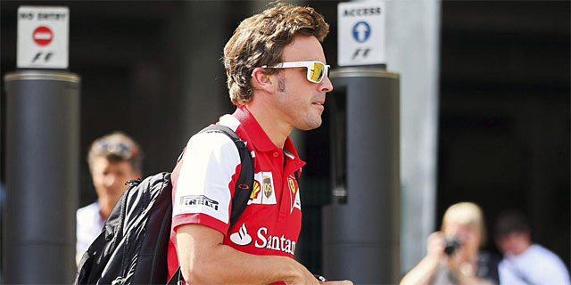 Fernando Alonso, a su llegada al circuito de Spa. | Efe