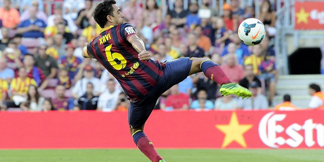 Xavi Hernndez golpea a la pelota en el encuentro frente al Levante. | AFP