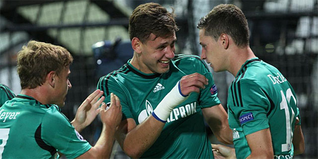 Draxler (dcha.), Szalai (C) y Meyer celebran el gol del pase del Schalke. | Afp