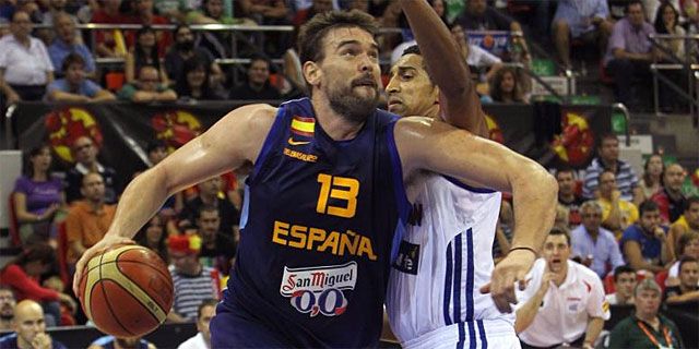 Marc Gasol supera a Kieron Achara durante el encuentro de Zaragoza. | Efe