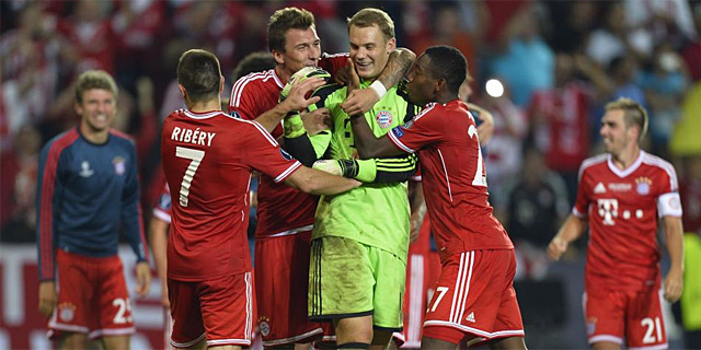 Los jugadores del Bayern felicitan a Neuer tras detener el ltima penalti. | Afp