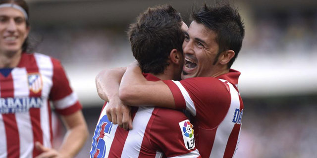 Koke y Villa se abrazan tras el tanto del asturiano. | EFE