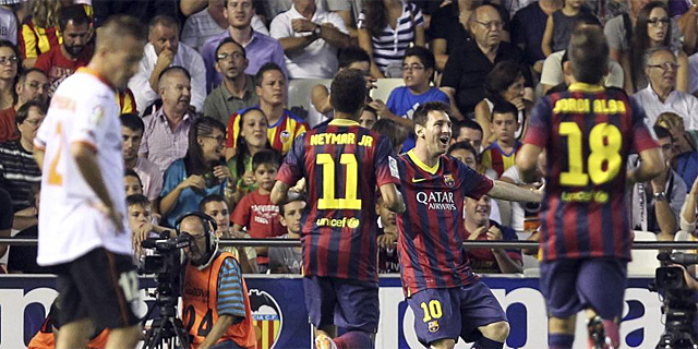 Messi celebra el tercero de sus goles en Mestalla. | Foto: Benito Pajares