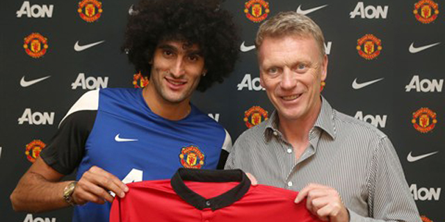 Fellaini posa junto a David Moyes con la camiseta de su nuevo club, el Manchester United.
