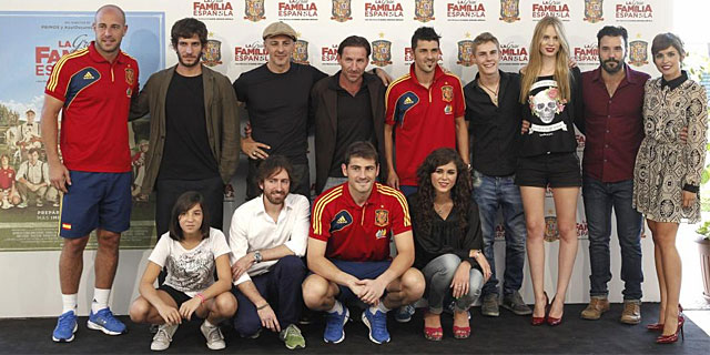 Reina, Villa y Casillas posan con los actores de la pelcula 'La gran familia espaola'. | Efe