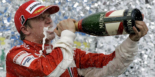 Kimi Raikkonen, en la celebracin de su ttulo de campen del mundo. | AP