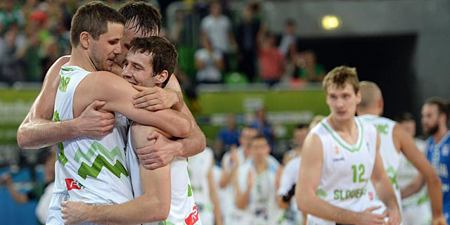 Nachbar y Begic abrazan a Goran Dragic con Zoran de fondo. | Efe