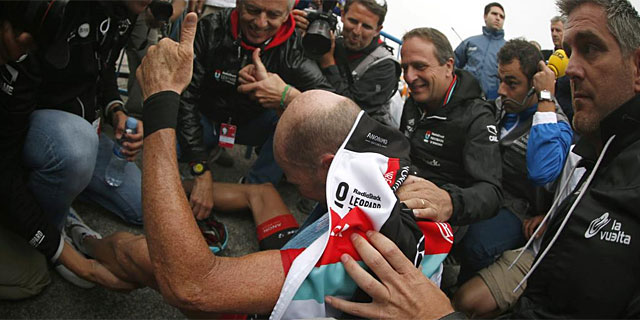 Horner celebra con los miembros de su equipo el triunfo en la Vuelta. (Foto: Efe)
