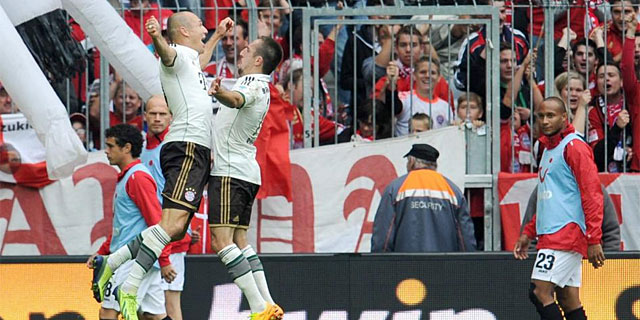 Robben y Ribry celebran el segundo gol del Bayern. | Efe