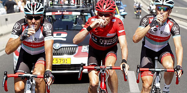 Horner celebra con sus compaeros de equipo el triunfo en la Vuelta. (Foto: Efe)