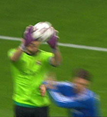 Ramos impacta en el costado izquierdo de Iker. | Foto: TVE