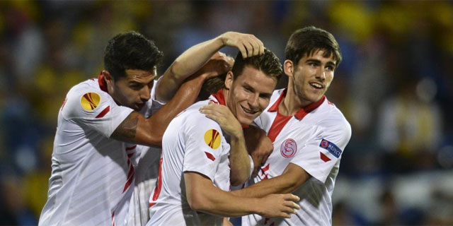Los jugadores del Sevilla celebran un gol al Estoril. | Efe