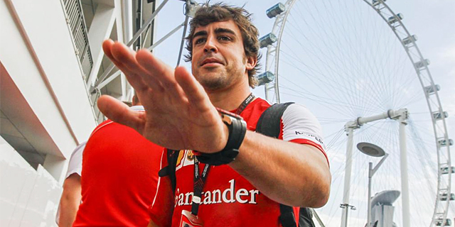 Fernando Alonso, a su llegada al circuito de Marina Bay. | Efe